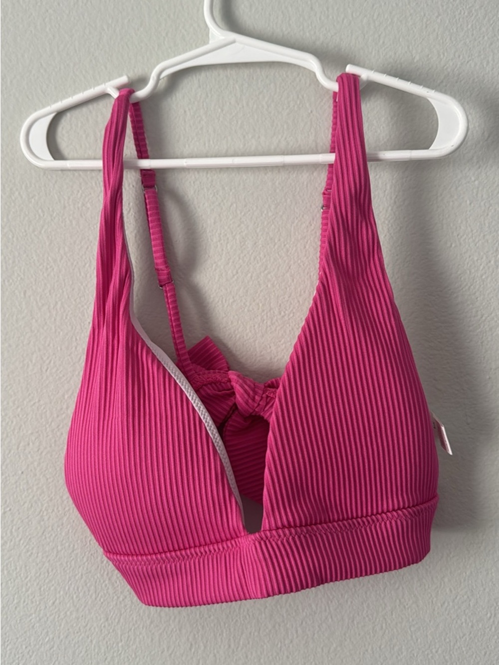 HALARA Ribbed Hot Pink V‑Front Bralette